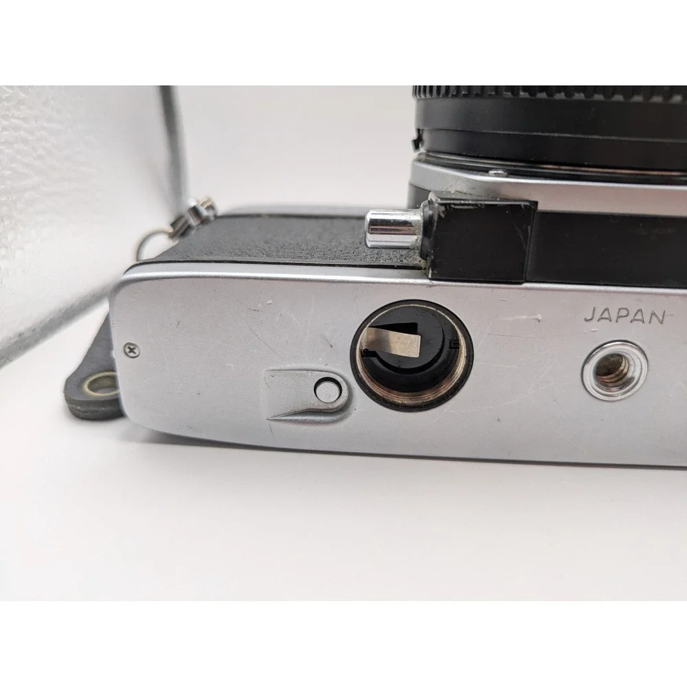 Minolta SRT 200 Film Camera‎ 35mm SLR Chrome Black Zoom Lens Japan Vintage FLAWS